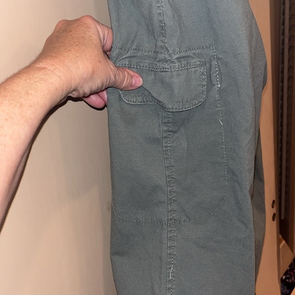 Dockers ladies army green capris with many pockets. Draw string bottoms. Sz 16 - Picture 5 of 7
